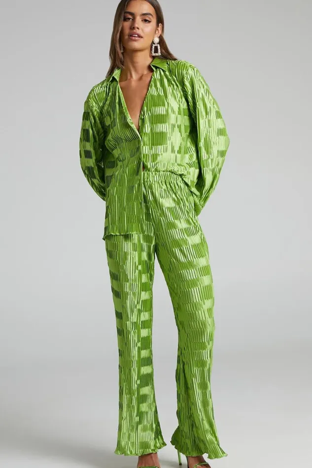 Greta Geometric 8211 Mid Waisted Plisse Flared Pants In Green Women Showpo Pants
