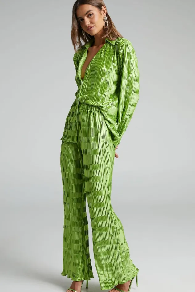 Greta Geometric 8211 Mid Waisted Plisse Flared Pants In Green Women Showpo Pants