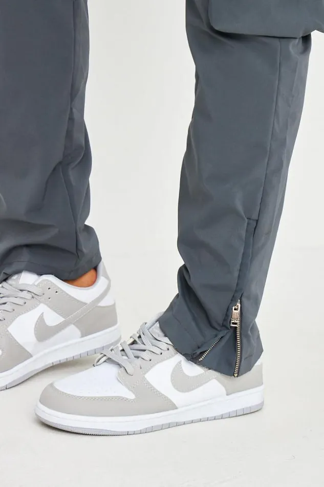 Men Pantalon De Jogging Gris Anthracite Poches Cargo Et Zipp Aux Chevilles Grey Brentiny Paris Jogging Bottoms Men Pantalon De Jogging Gris Anthracite Poches Cargo Et Zipp Aux Chevilles Grey Brentiny Paris Jogging Bottoms