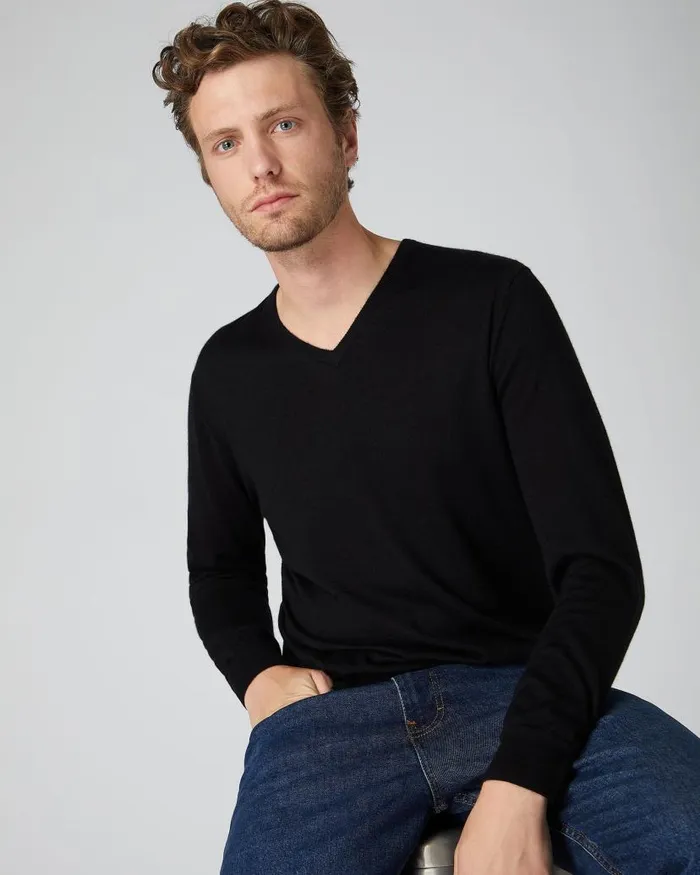NPeal Jumpers Men Conduit Fine Gauge Cashmere V Neck Jumper Black