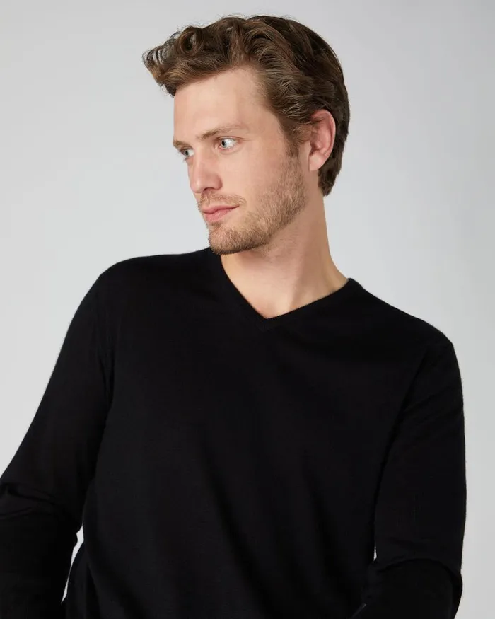 NPeal Jumpers Men Conduit Fine Gauge Cashmere V Neck Jumper Black