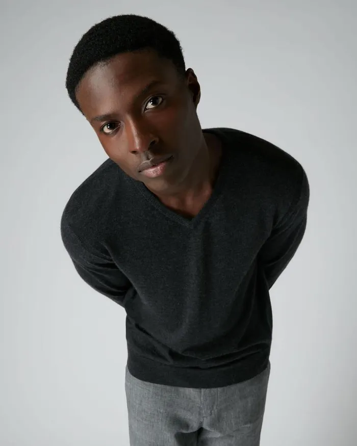 NPeal Jumpers Men Conduit Fine Gauge Cashmere V Neck Jumper Dark Charcoal Grey