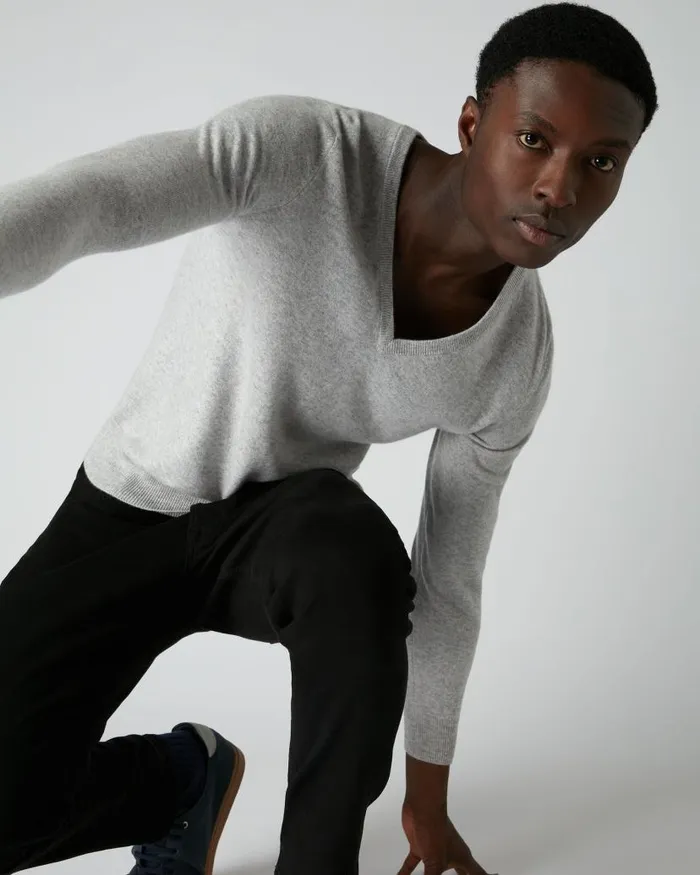 NPeal Jumpers Men The Burlington V Neck Cashmere Jumper Fumo Grey