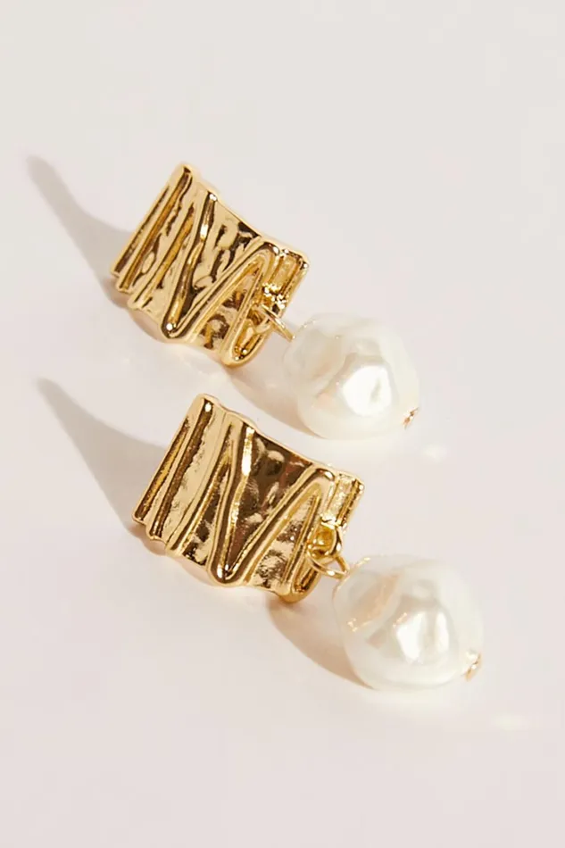 Romee Pearl Drop Earring In Gold Women Showpo Earrings