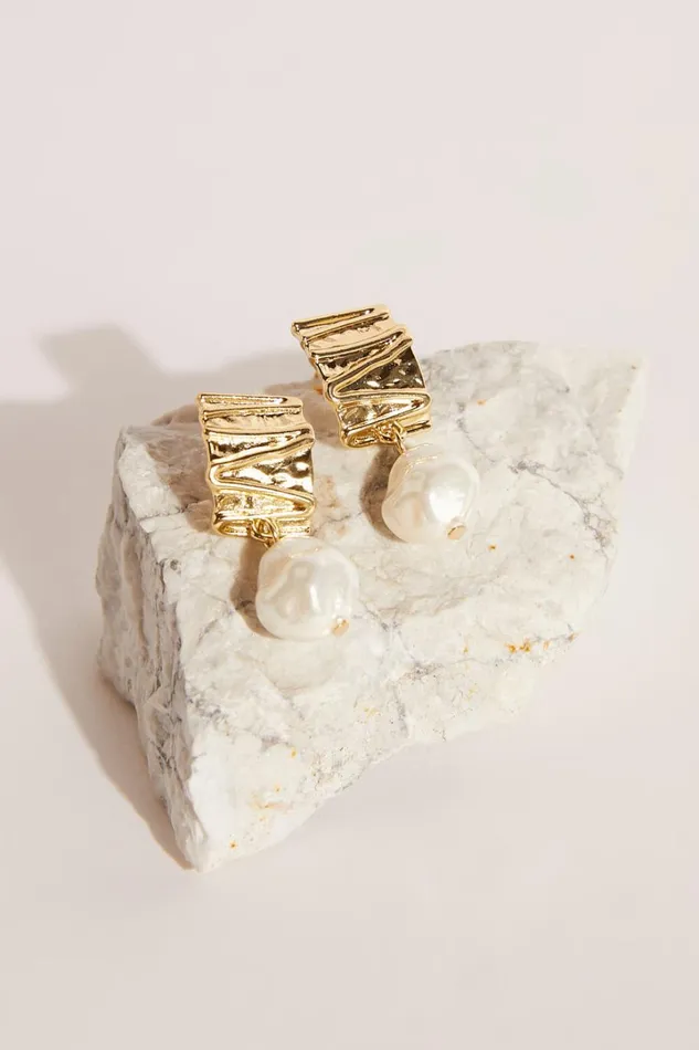 Romee Pearl Drop Earring In Gold Women Showpo Earrings
