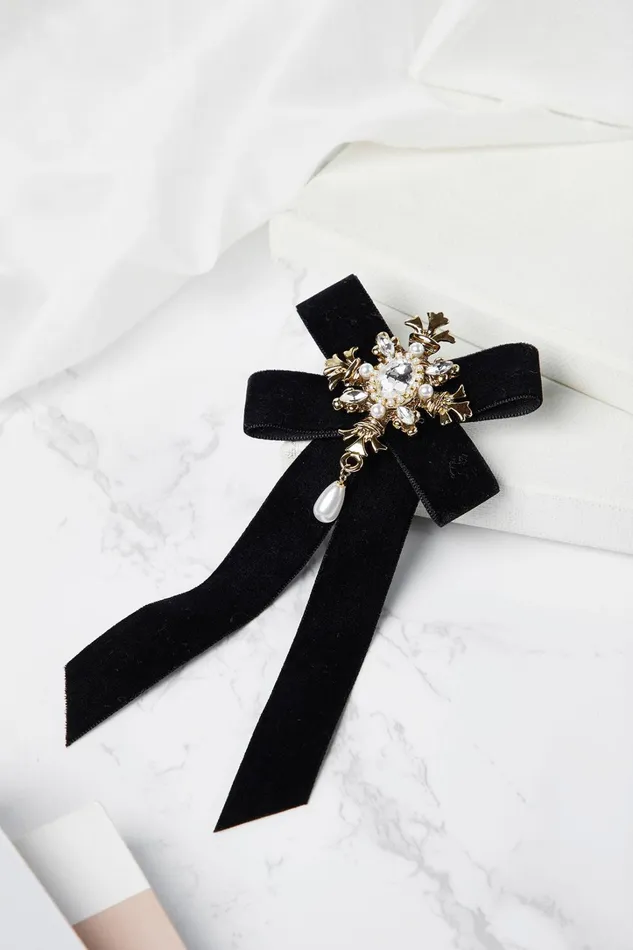 Storets Ornate Velvet Brooch Women Others