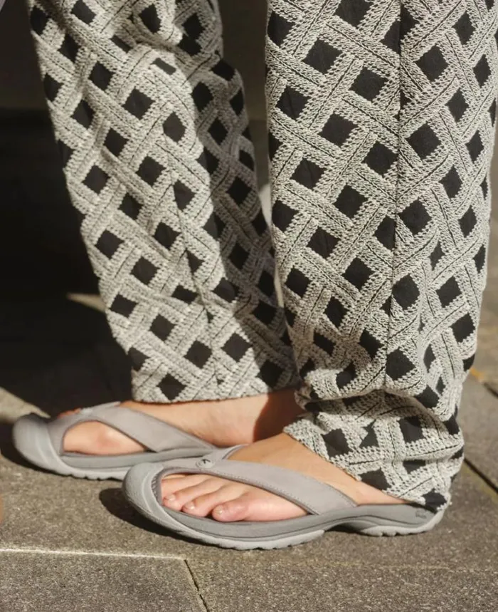 Women KEEN SlipOns Waimea AlloyBlack Leather FlipFlop Women KEEN SlipOns Waimea AlloyBlack Leather FlipFlop
